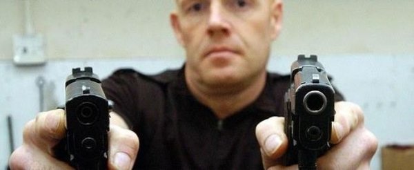 Почему полицейские стреляют в людей с игрушечными пистолетами
