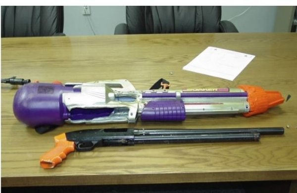 Почему полицейские стреляют в людей с игрушечными пистолетами