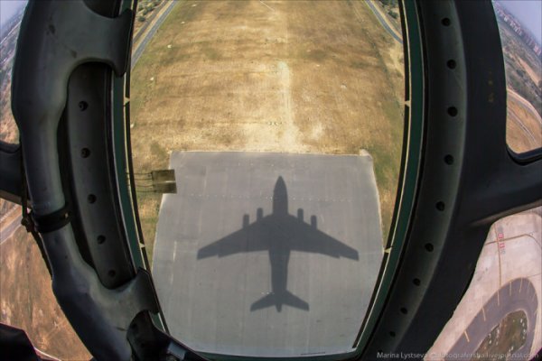 Взгляд на землю из кабины штурмана самолета Ил-76
