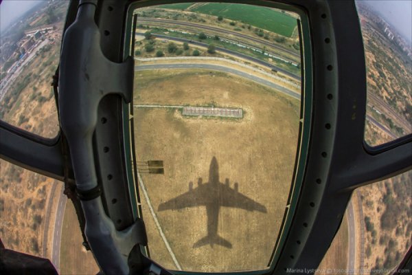 Взгляд на землю из кабины штурмана самолета Ил-76