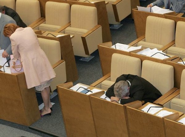 Политики, которые не боятся спать на работе