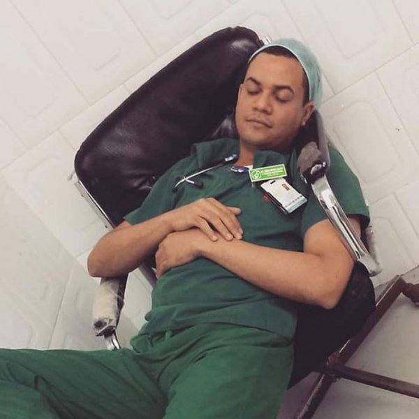 Врачи со всего мира встали на защиту девушки-резидента, уснувшей на работе