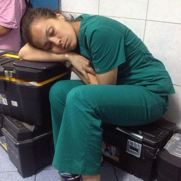 Врачи со всего мира встали на защиту девушки-резидента, уснувшей на работе