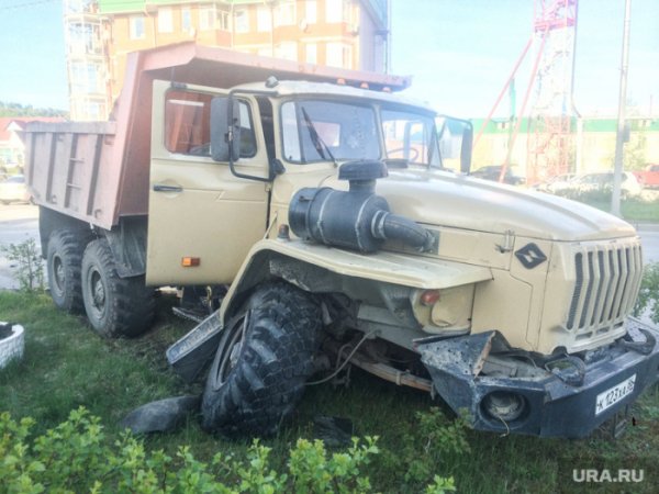 В Ханты-Мансийске самосвал «Урал» протаранил 11 машин