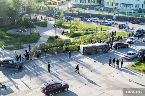 В Ханты-Мансийске самосвал «Урал» протаранил 11 машин
