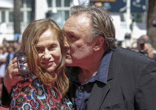 Во время совместной фотосессии Жерар Депардье полез с поцелуями к Изабель Юппер