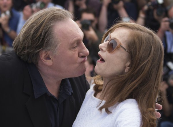 Во время совместной фотосессии Жерар Депардье полез с поцелуями к Изабель Юппер