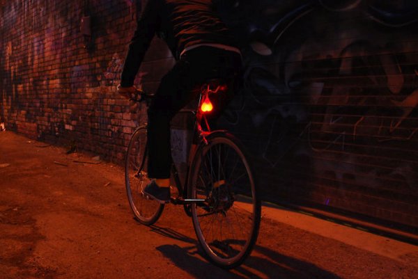 Забавный аксессуар для безопасной ночной езды на велосипеде