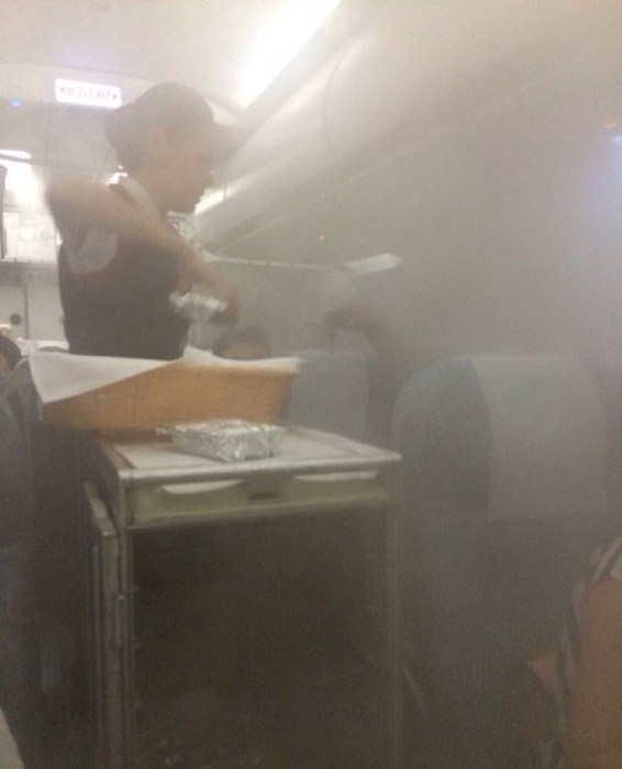 Густой пар в салоне самолета перепугал пассажиров