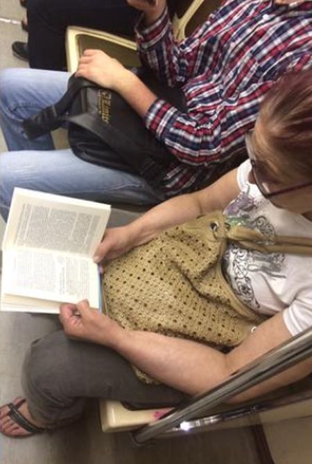 Необычная книга пассажирки метро