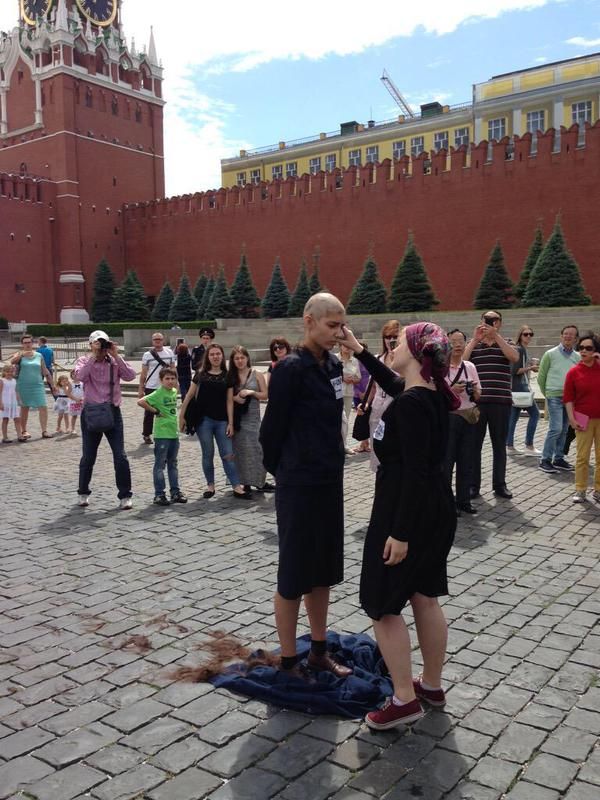 В центре Москвы за перформанс с бритьем головы наголо была задержана активистка Катрин Ненашева