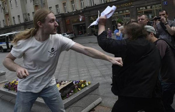 В Москве произошла потасовка между членами ЛГБТ-сообщества и православными активистами