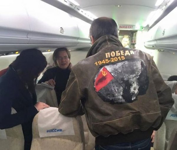 В сети появилась фотография Сергея Лаврова в патриотической куртке