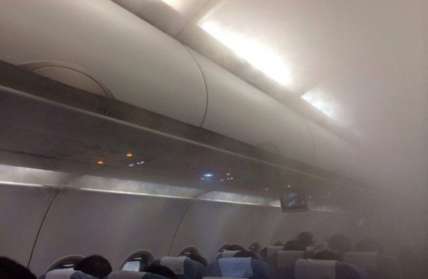 Густой пар в салоне самолета перепугал пассажиров