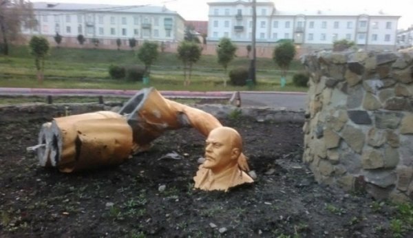 В Кемеровской области выпивший мужчина сломал памятник Ленину в попытке сделать селфи