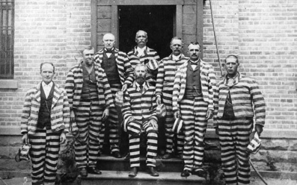 История появления полосатой формы заключенных