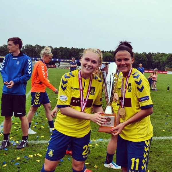 Девушки-футболистки из клуба «Брондбю» отпраздновали свои достижения обнаженными