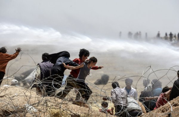 Сирийские беженцы массово переходят на территорию Турции
