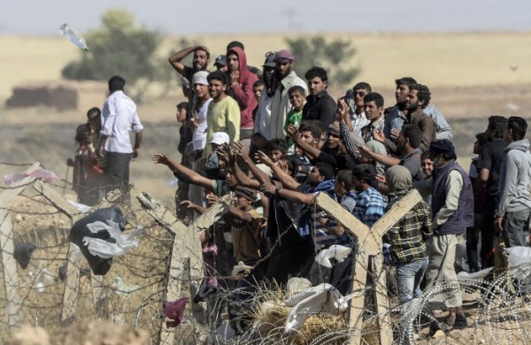 Сирийские беженцы массово переходят на территорию Турции