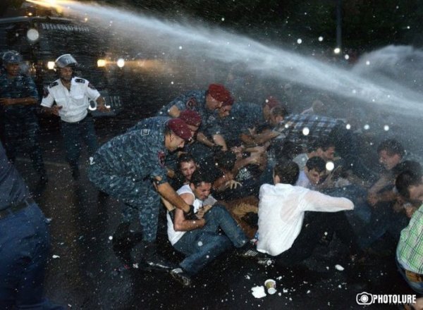 В Ереване произошли стычки между полицией и демонстрантами, протестующими против повышения цен на электроэнергию