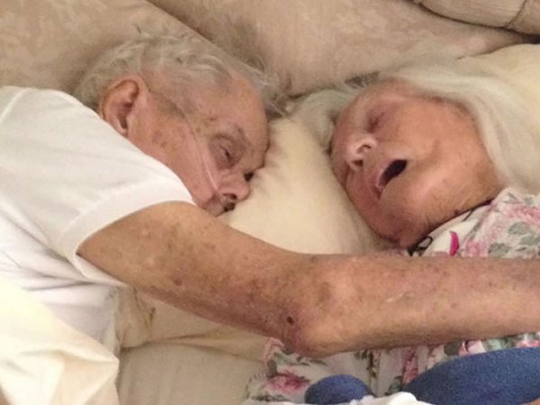 Пожилая американская пара скончалась в объятиях друг друга с разницей в несколько минут