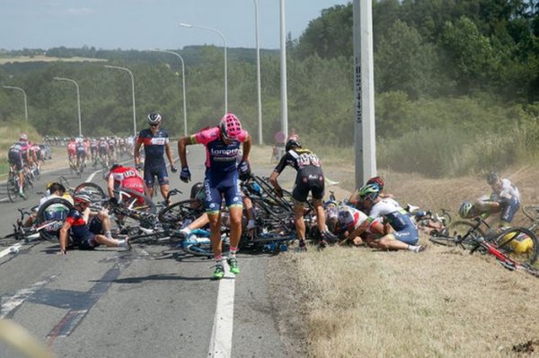 На третьем этапе велогонки «Тур де Франс» произошел массовый завал
