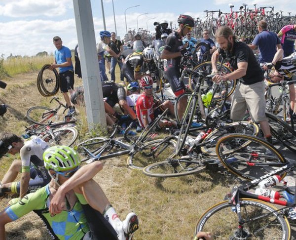 На третьем этапе велогонки «Тур де Франс» произошел массовый завал