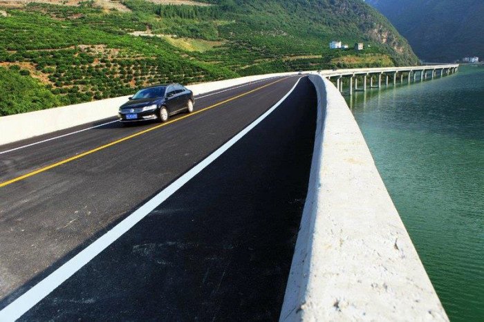 В Китае новый мост-шоссе пустили прямо по руслу реки