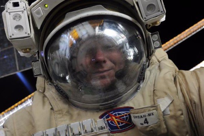 Во время выхода в открытый космос космонавт Геннадий Падалка сделал селфи