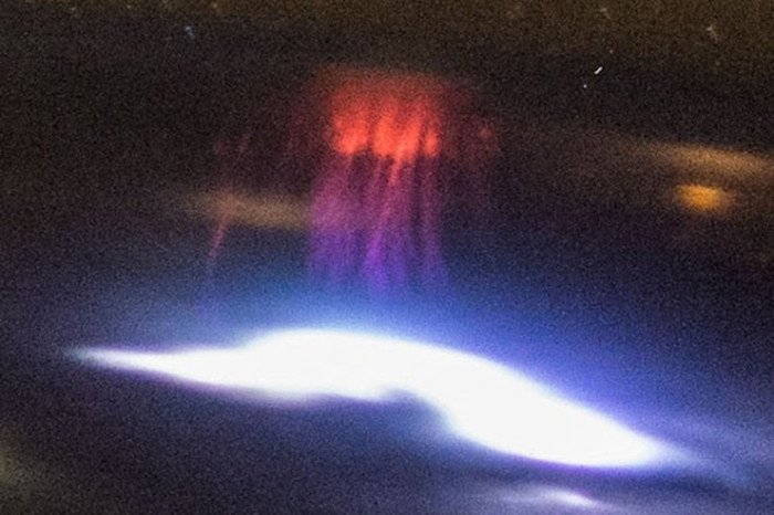 Космонавтам МКС удалось сфотографировать красные спрайты
