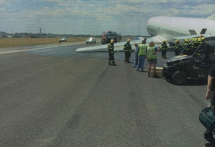 В аэропорту Йоханнесбурга самолет завалился на бок во время посадки