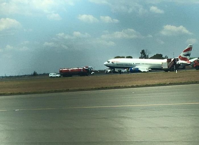 В аэропорту Йоханнесбурга самолет завалился на бок во время посадки