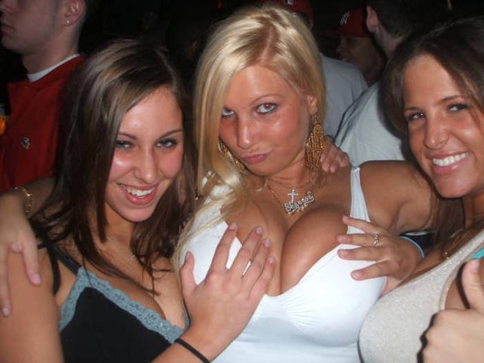 Забавные фото девушек с большой грудью и их подругами