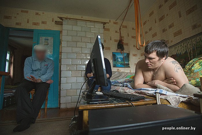 Сельский почтальон ушел с работы, чтобы ухаживать за парнем-инвалидом Сельский почтальон ушел с работы, чтобы ухаживать за парнем-инвалидом