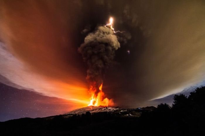 Новое извержение вулкана Этна на фото из сети