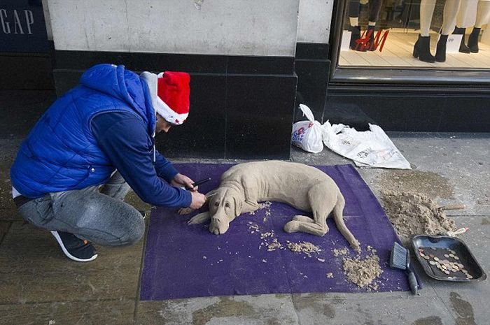 В Лондоне уличный художник создает скульптуры из песка
