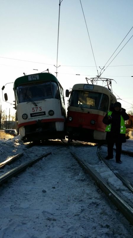 В Екатеринбурге столкнулись два трамвая