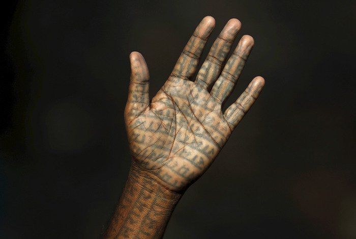 Члены индийской секты «Рамнами самадж» - люди, которые покрывают себя татуировками с именем бога Рамы