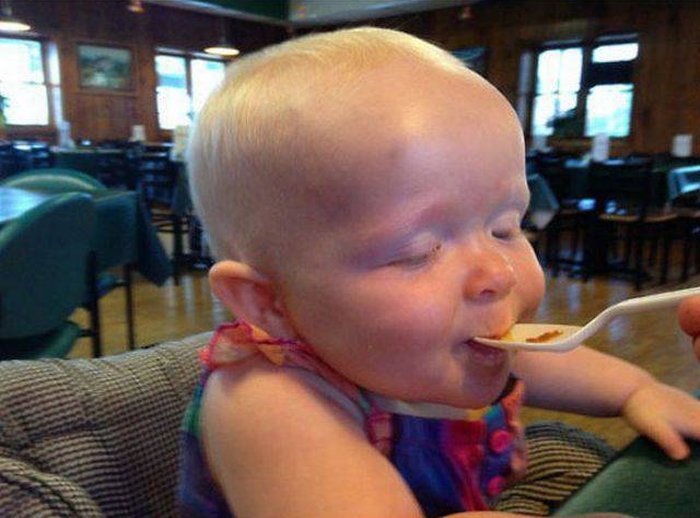 Малыш первый раз в жизни попробовал карамельный пудинг
