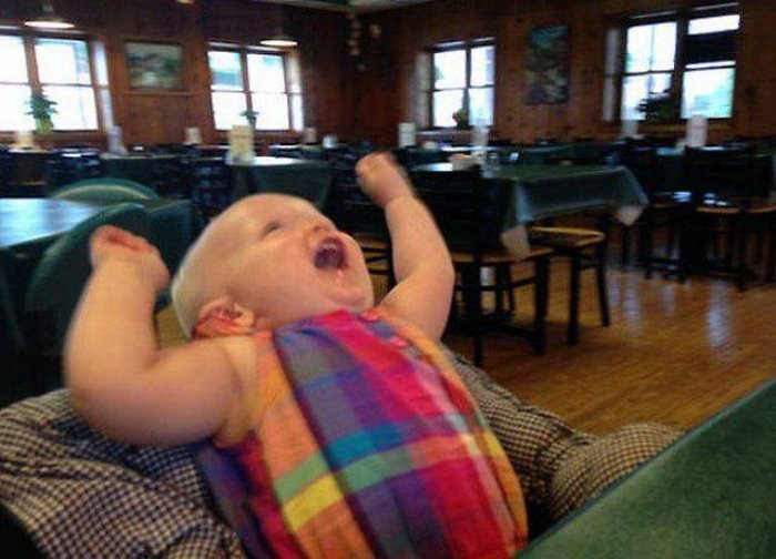 Малыш первый раз в жизни попробовал карамельный пудинг