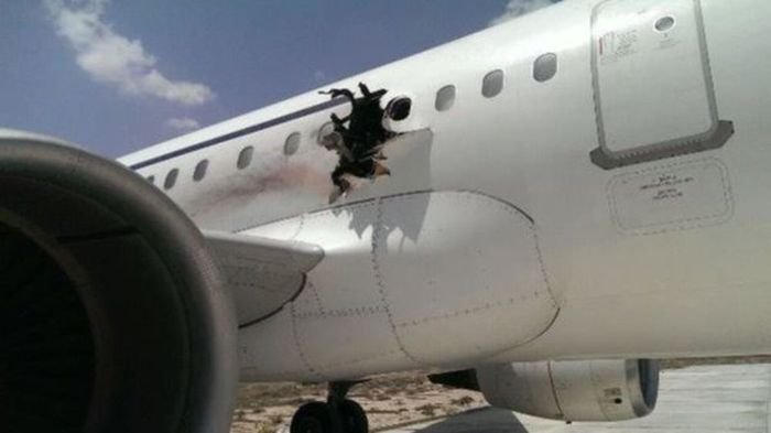 В Сомали самолет авиакомпании Daallo Airlines совершил экстренную посадку из-за взрывов на борту