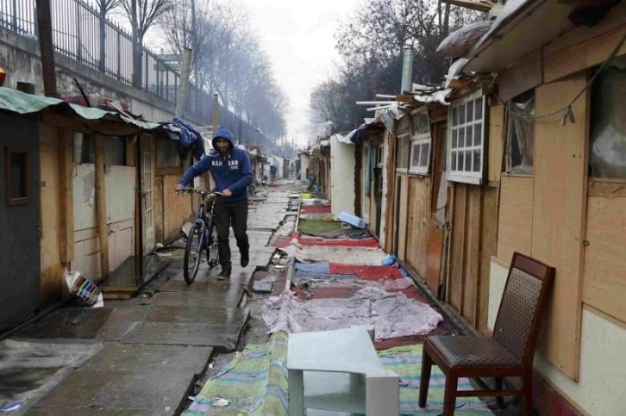 Цыганские трущобы на окраине Парижа