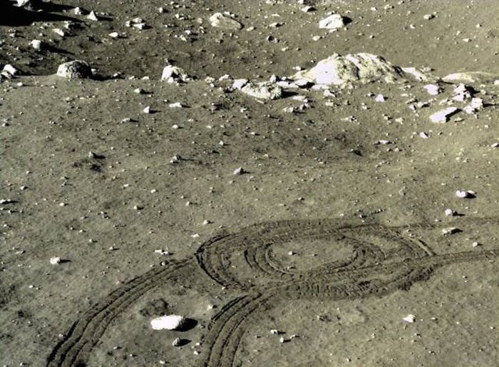 Снимки Луны, сделанные первым китайским луноходом