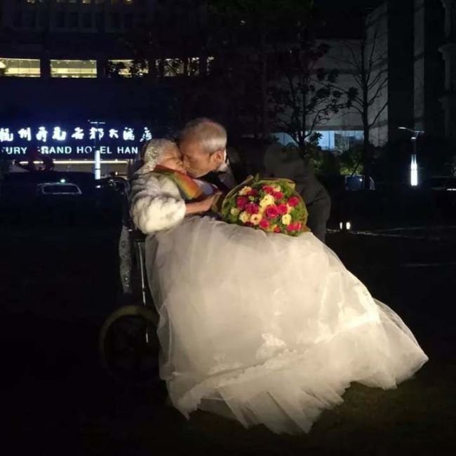 В Китае 84-летний мужчина написал признание в любви своей супруге на 218-метровом небоскребе