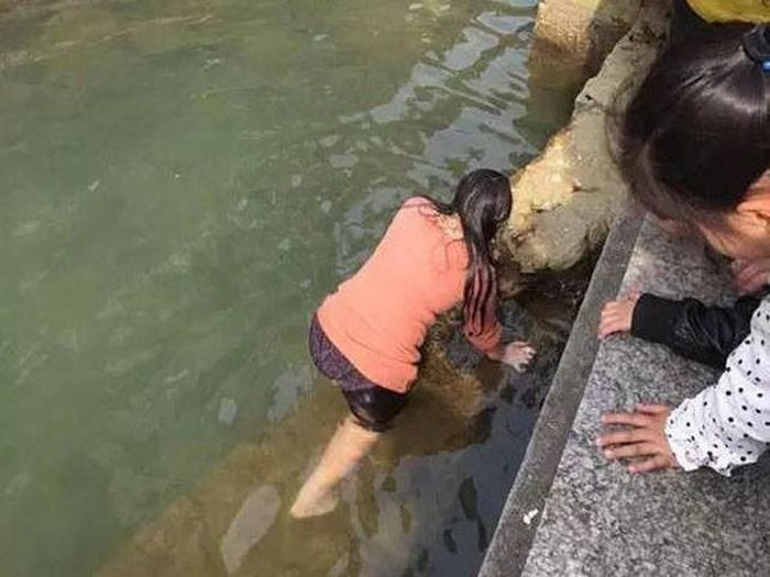 Китаянка нырнула в ледяную воду, чтобы достать упавший iPhone