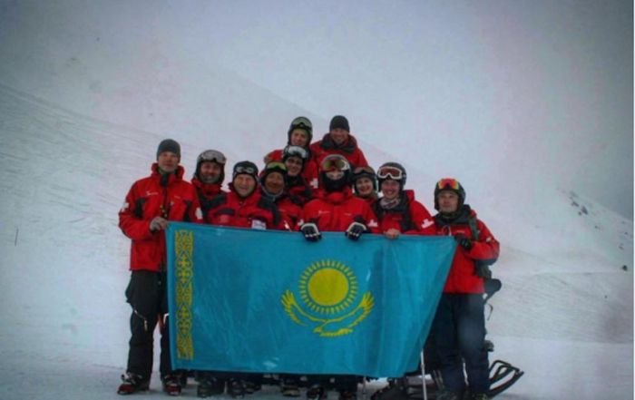 Одноногий парень спасает туристов на горнолыжном курорте Казахстана