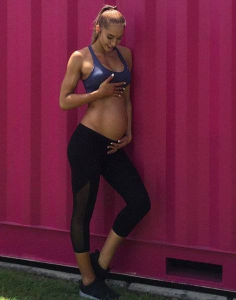 Австралийская фитнес-модель продолжает заниматься спортом на 8-м месяце беременности