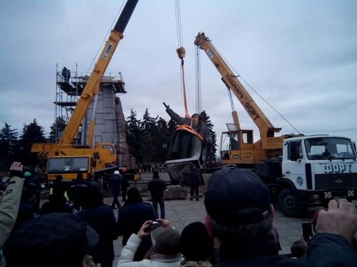  В Запорожье снесли самый большой на Украине памятник Ленину