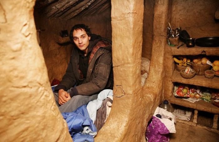  Британского бездомного, построившего мазанку в лесу, выгоняют из дома
