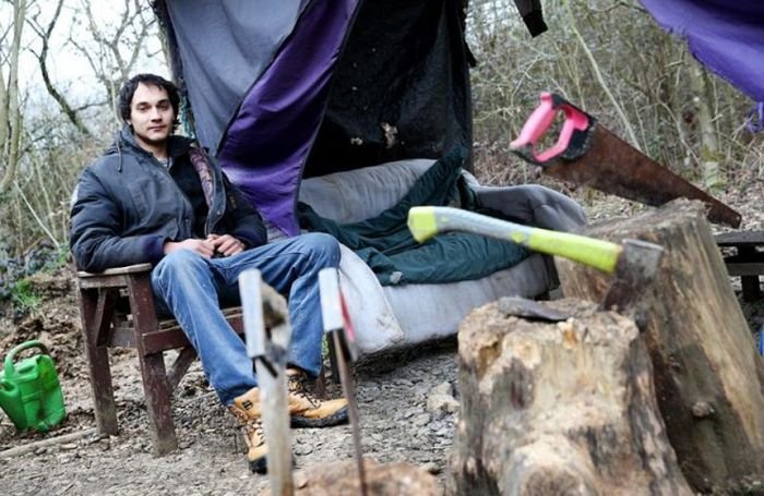  Британского бездомного, построившего мазанку в лесу, выгоняют из дома